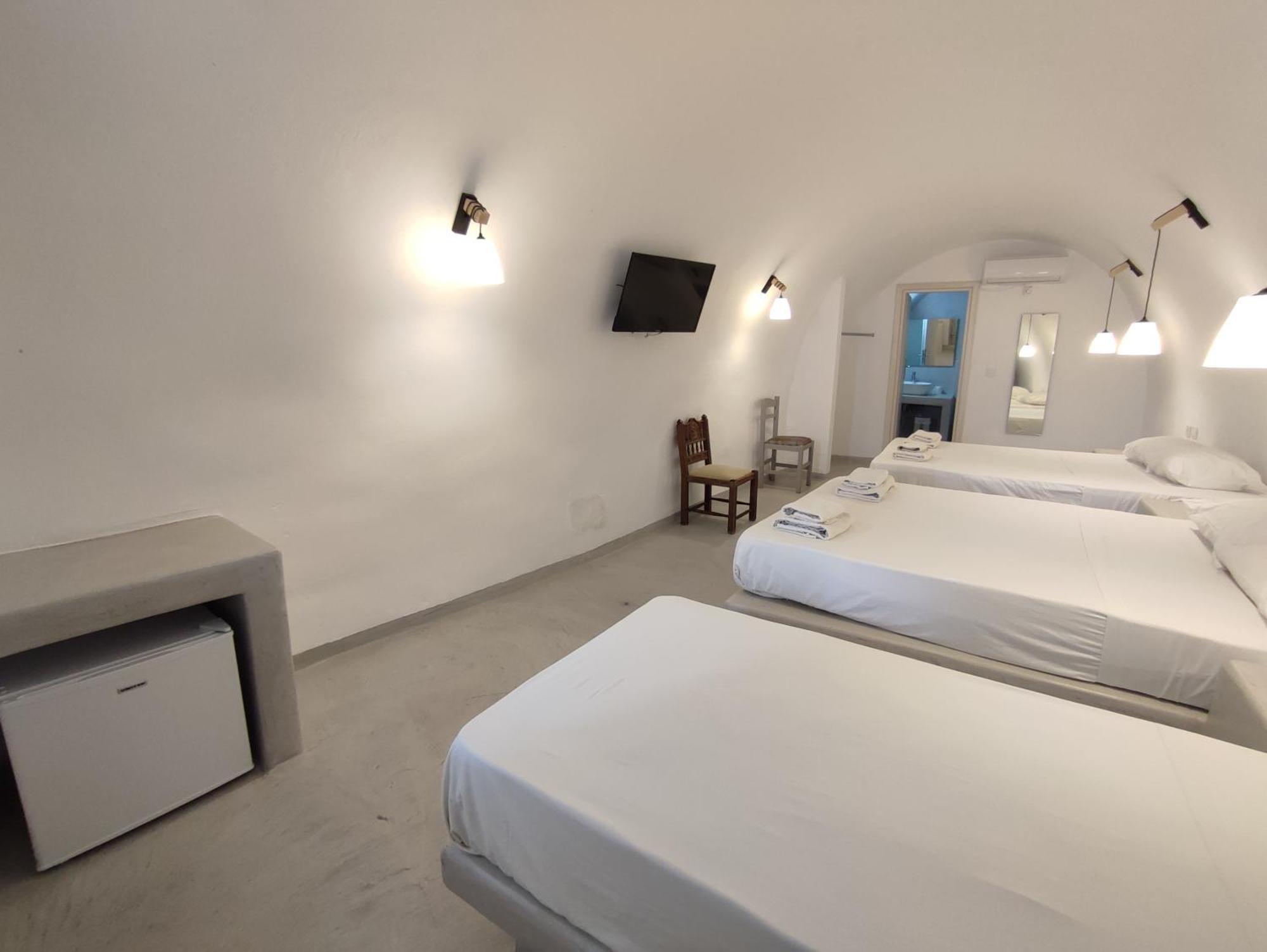 Central Santorini Serenity Rooms Fira  Dış mekan fotoğraf